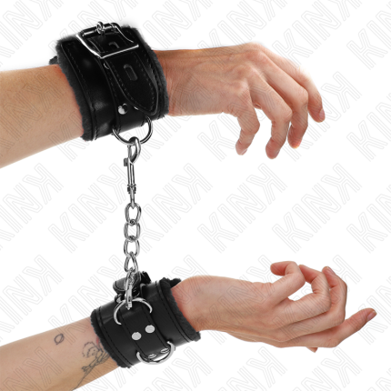 KINK - PELZGEFÜTTERTE HANDGELENKFESSELN SCHWARZ MIT SCHWARZEM GÜRTEL VERSTELLBAR 17-29 CM X 6 CM - Größe X